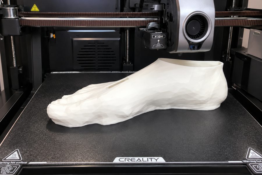 3Dプリンターで足型ラストを出力している様子